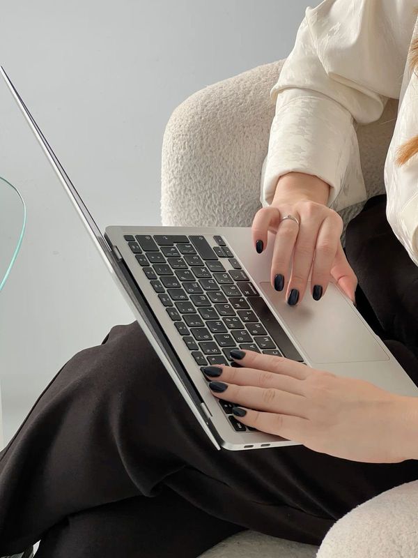 امرأة مهنية تعمل على حاسوبها — مراحل للاستشارات